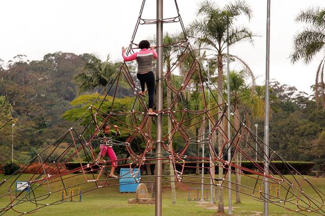 Além de entrar em contato com a natureza, a garotada se diverte no playground