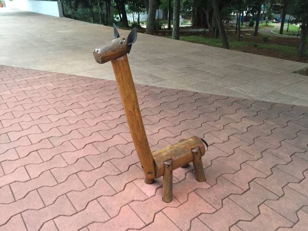 Playground tem bichos feitos com madeira reciclada