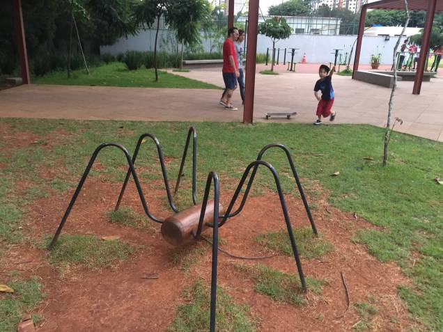 Playground tem bichos feitos com madeira reciclada