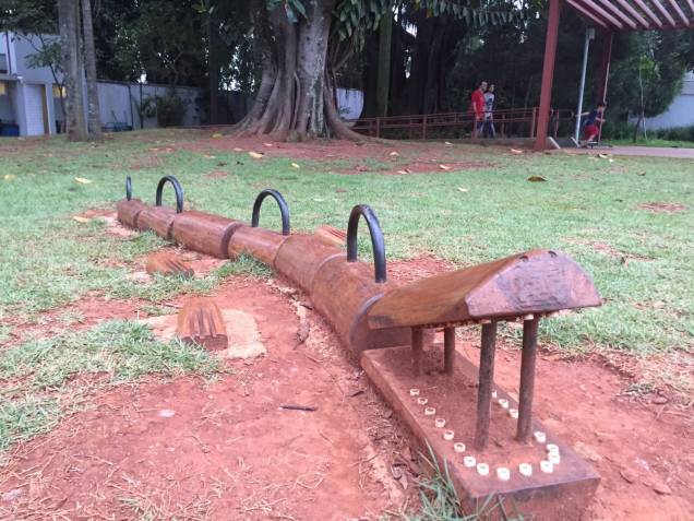 Playground tem bichos feitos com madeira reciclada