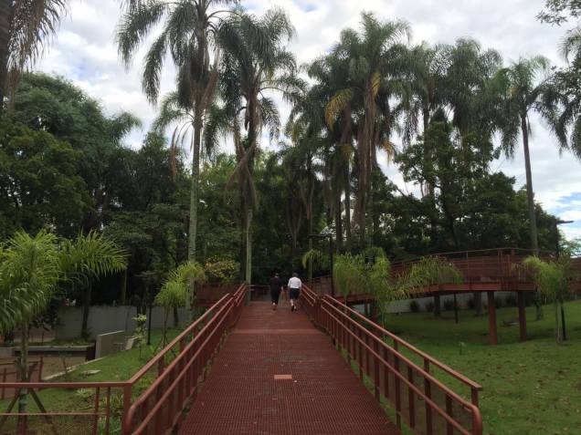 Ponte de metal amplia acesso a outras áreas do parque