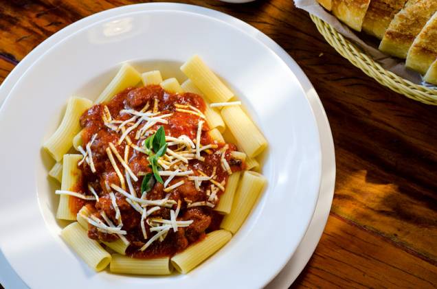 Rigatoni ao molho de linguiça e cogumelo seco com ricota defumada Rigatoni ao molho de linguiça e cogumelo seco com ricota defumada