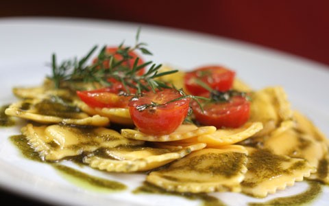 La Pasta Gialla: ravióli de mussarela ao molho pesto e tomate-cereja