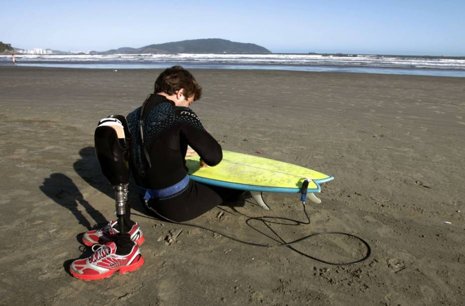 Pauê - O Passo de Um Vencedor: documentário fala sobre a vida de Pauê, o primeiro e único surfista biamputado do mundo