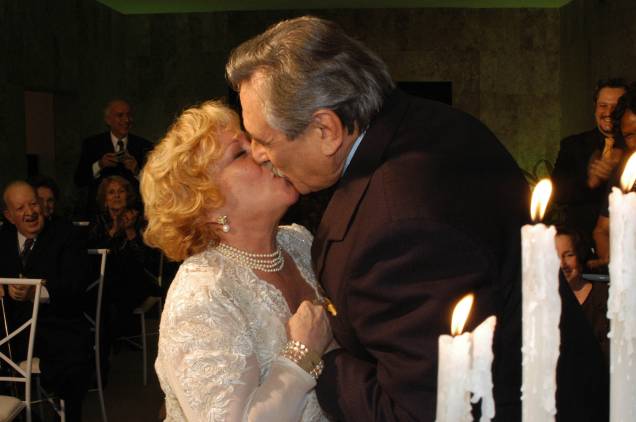 Paulo Goulart beijando Nicette Bruno, na festa de 50 anos de casamento do casal, no Clube São Paulo