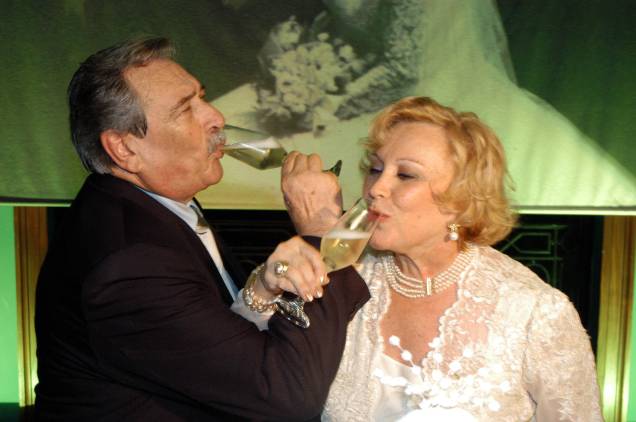 Paulo Goulart brindando com Nicette Bruno, na festa de 50 anos de casamento do casal, no Clube São Paulo
