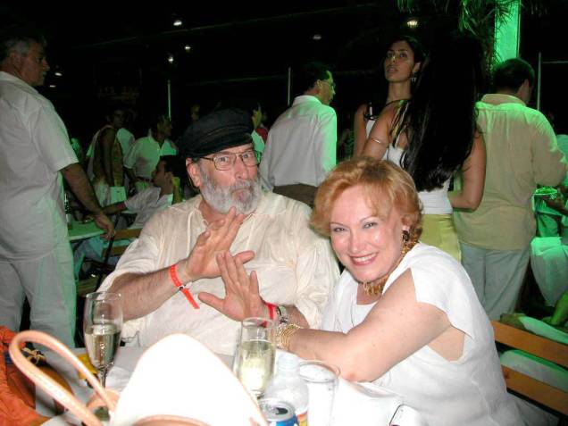 Paulo Goulart e Nicette Bruno, na festa de Réveillon promovida pela Kaiser na Praia de Copacabana, em 31/12/2001