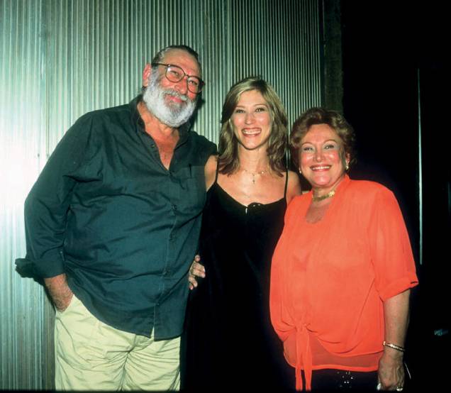 Paulo Goulart recebendo cumprimentos de Nicette Bruno e Beth Goulart após estreia de sua peça O Evangelho Segundo Jesus Cristo, no Teatro Villa Lobos, em 2002