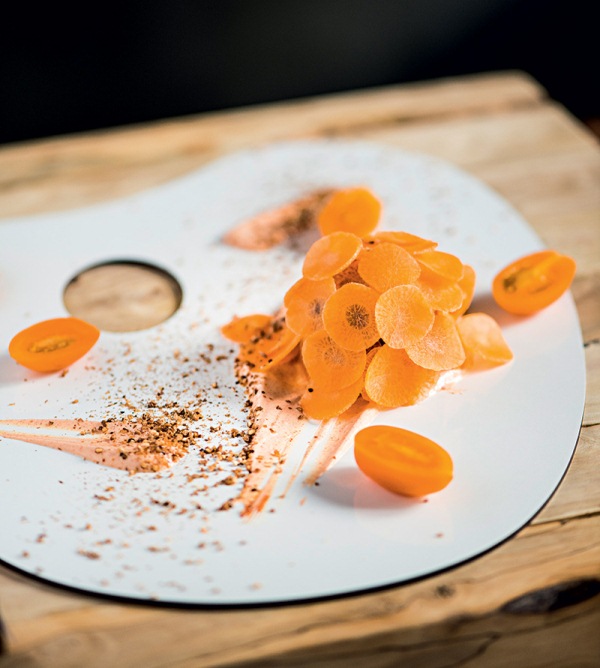Quibe cru de salmão coberto de cenoura: um dos seis pratos do novo menu