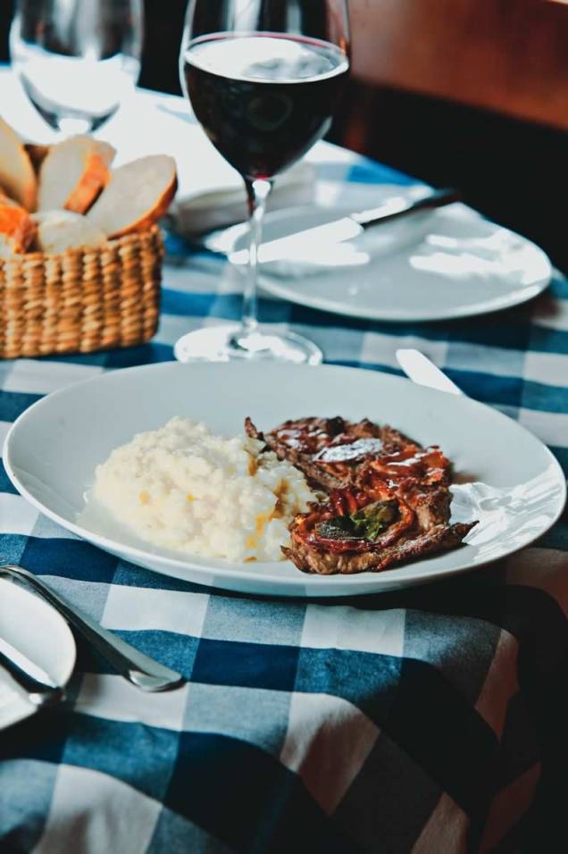 Saltimbocca alla romana: filé-mignon coberto por presunto cru e sálvia com risoto de parmesão