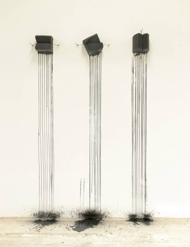 Instalação do artista uruguaio: esponjas que soltam tinta preta