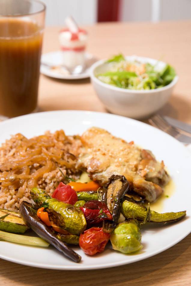 Prato do dia: entre as possibilidades, está o frango ao curry acompanhado de arroz com lentilha e minilegumes Prato do dia: entre as possibilidades, está o frango ao curry acompanhado de arroz com lentilha e minilegumes