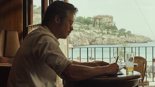 À Beira Mar: Brad Pitt vive Roland, um escritor que passa por uma crise em seu casamento