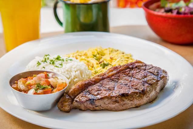 Picanha grelhada com arroz, vinagrete e farofa incrementada por pedacinhos de torresmo e batata palha