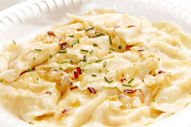 O autor da festa: batizado de pierogi, o prato é feito com raviólis recheados de batata, queijo, cebola frita e coberto com molho de cebola O autor da festa: batizado de pierogi, o prato é feito com raviólis recheados de batata, queijo, cebola frita e coberto com molho de cebola