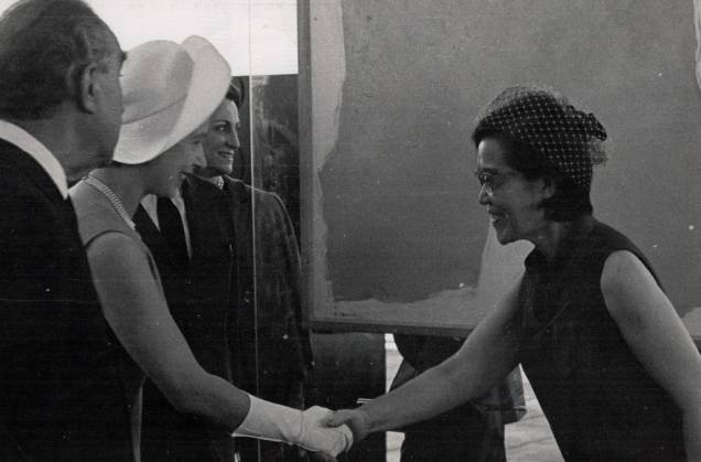 Tomie Ohtake: Pietro Maria Bardi, Rainha Elizabeth e Tomie Ohtake Tomie Ohtake: Pietro Maria Bardi, Rainha Elizabeth e Tomie Ohtake