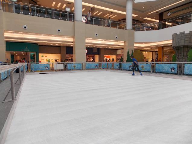 Pista de patinação atrai visitantes ao Shopping Metrô Tatuapé