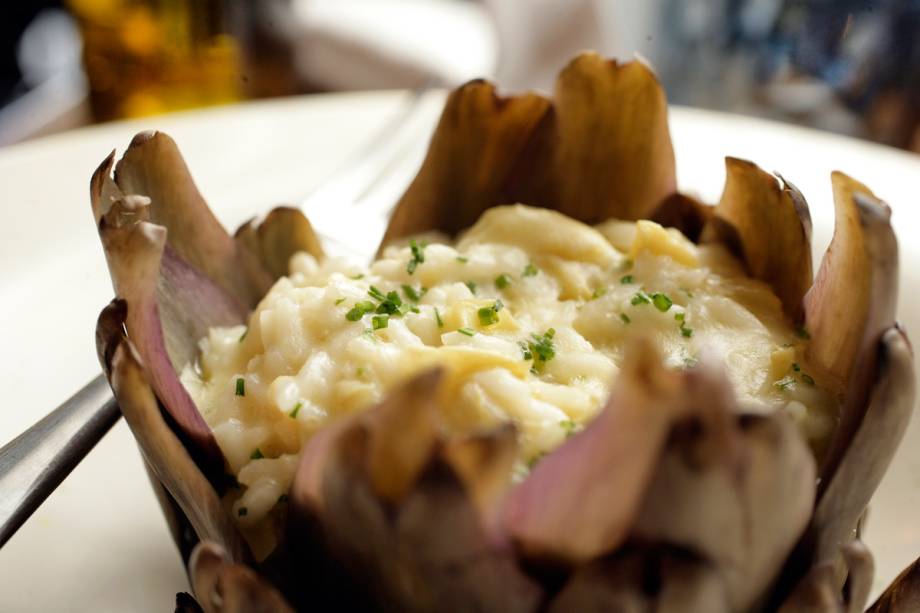 Risoto de alcachofra, servido dentro da flor