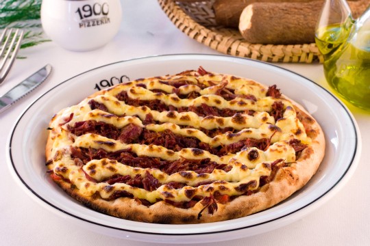 Combinação inusitada: pizza de carne seca com creme de mandioca