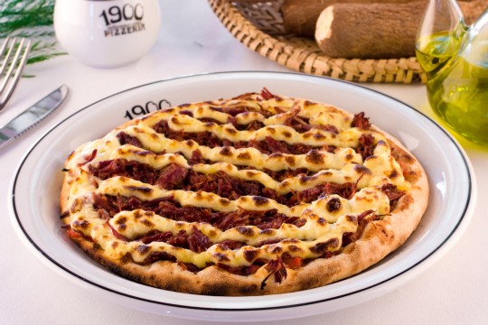 Combinação inusitada: pizza de carne seca com creme de mandioca Combinação inusitada: pizza de carne seca com creme de mandioca
