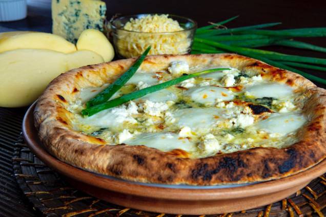 Pizza quatro queijos: mussarela fior di latte, ricota, gorgonzola, parmesão e ervas finas