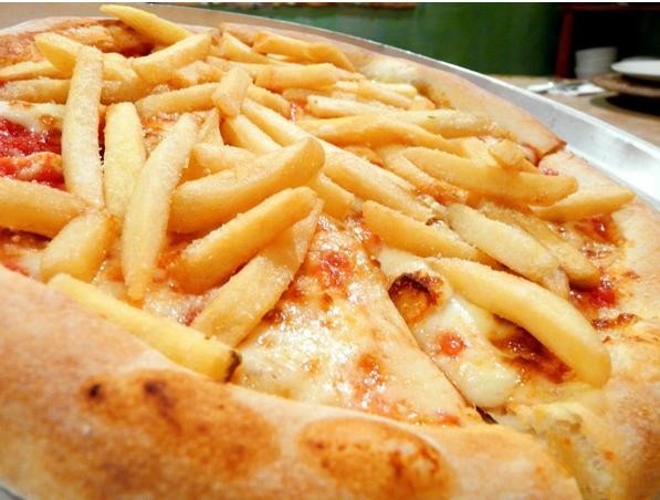 Pizza de batata frita e mussarela de búfala defumada do Olea Mozzarella Bar Pizza de batata frita e mussarela de búfala defumada do Olea Mozzarella Bar