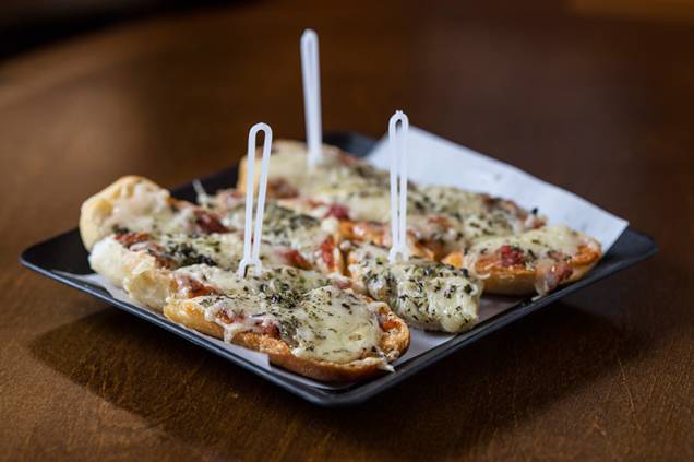 A pizza de queijo é montada na baguete A pizza de queijo é montada na baguete