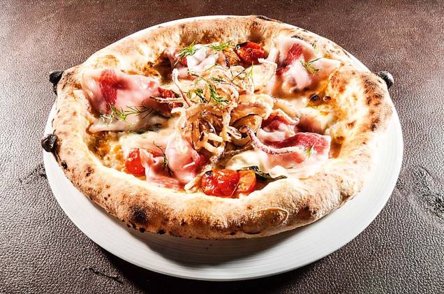 Pizza sensazioni: sabor especial de quarta (3), leva mussarela de búfala, lardo, tomate, cebola frita, dill e azeite