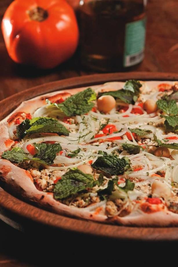 Pizza & Pizzas: a libanesa leva queijo chancliche, cebola, macadâmia e hortelã