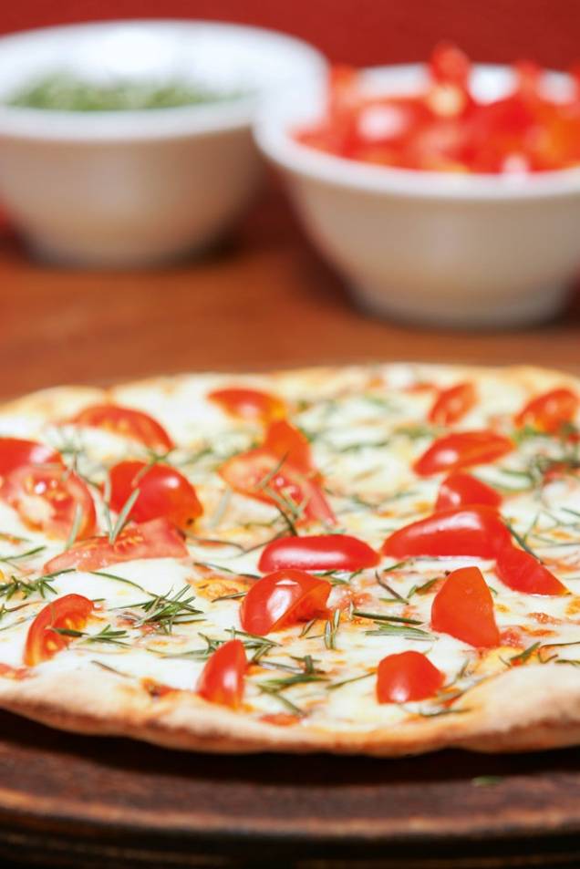 Pizza: alecrim com mussarela e tomatinho