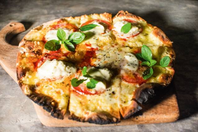 Pizza em dobro aos domingos: burrata, tomate e manjericão