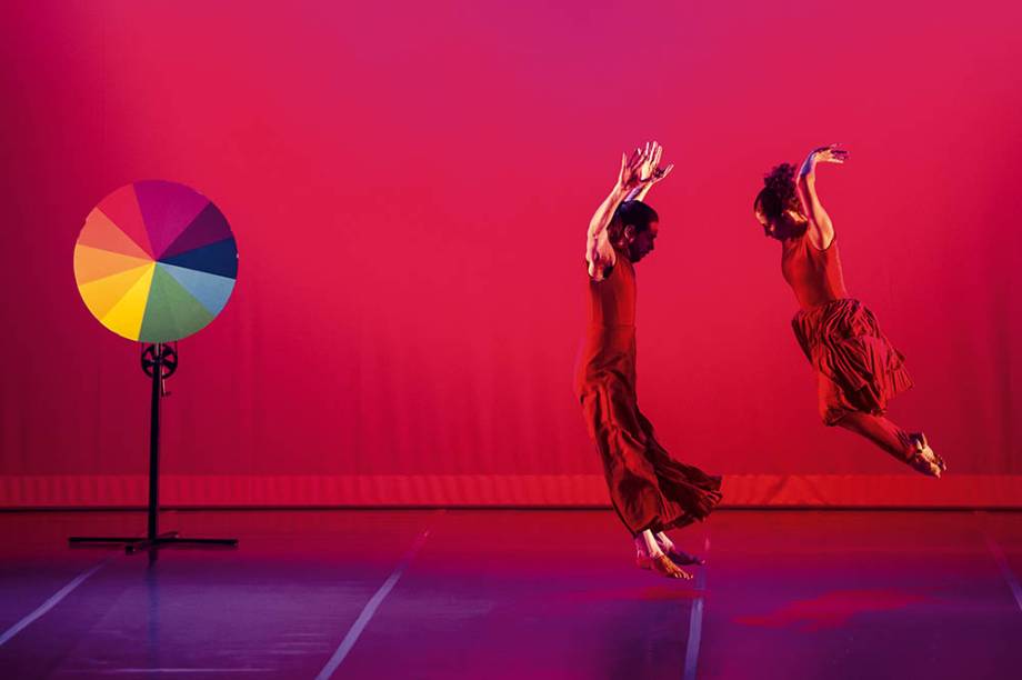Artistas da Cia. Drew: as coreografias acompanham as luzes do palco