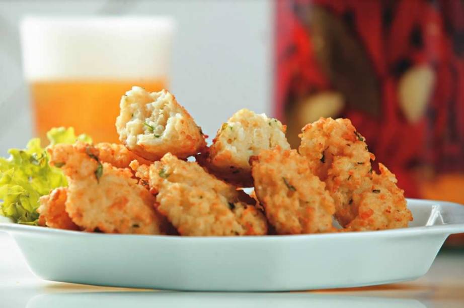 Bolinho de carne à milanesa com azeitona sem caroço, do Pompeia Bar