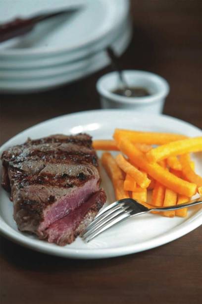 Da grelha inclinada do Portucho: o bife ancho pode vir acompanhado de palitos de polenta frita