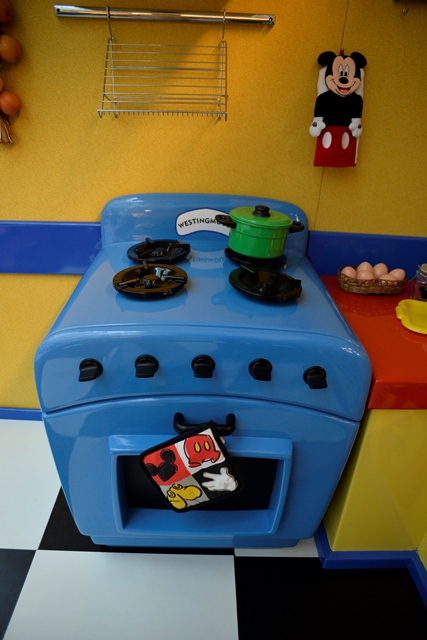 As atividades são realizadas numa cozinha ambientada com detalhes da Toontown Disney