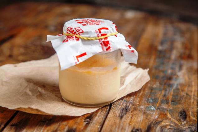 O pudim de doce de leite, bem docinho, é servido em um potinho O pudim de doce de leite, bem docinho, é servido em um potinho