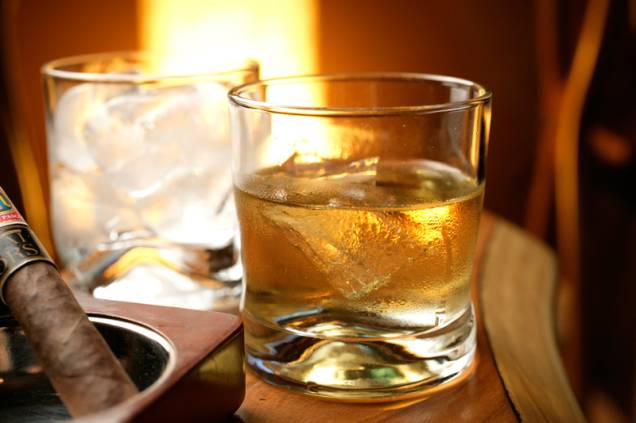 A variedade de uísques da casa chama atenção A variedade de uísques da casa chama atenção