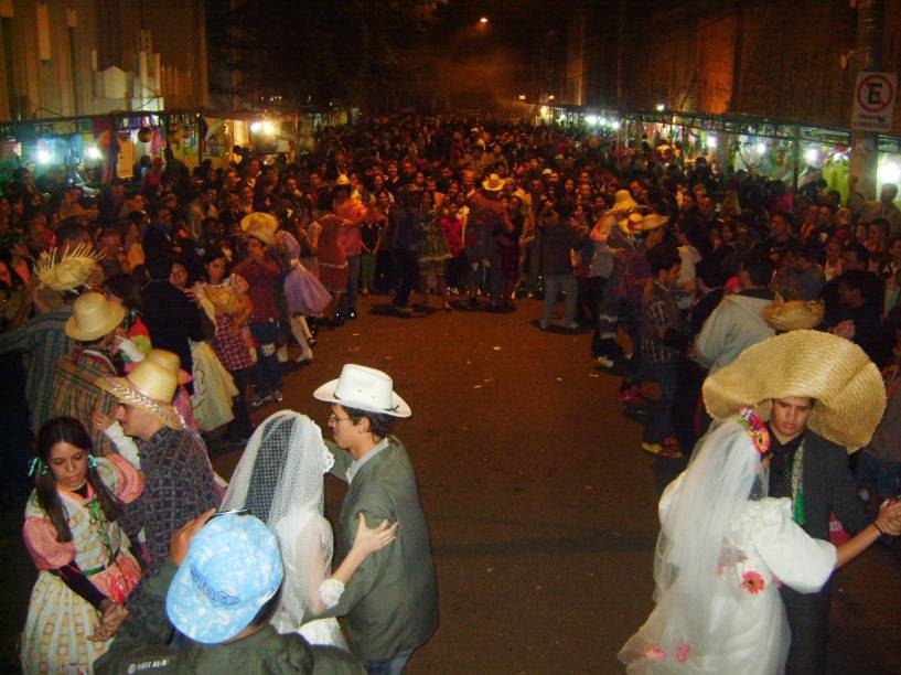 Participantes dançam quadrilha na Quermesse da Paróquia São Rafael na edição de 2014.