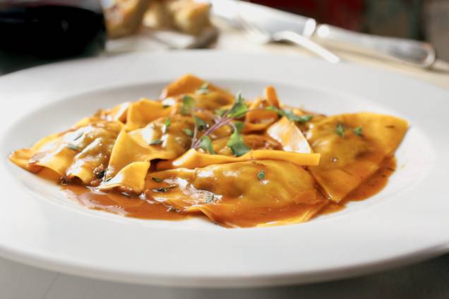 Tortelli de leitão ao molho do próprio assado