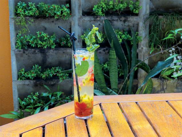 Razz: club soda, rum, morango, maracujá e hortelã fresca e na forma de xarope Razz: club soda, rum, morango, maracujá e hortelã fresca e na forma de xarope