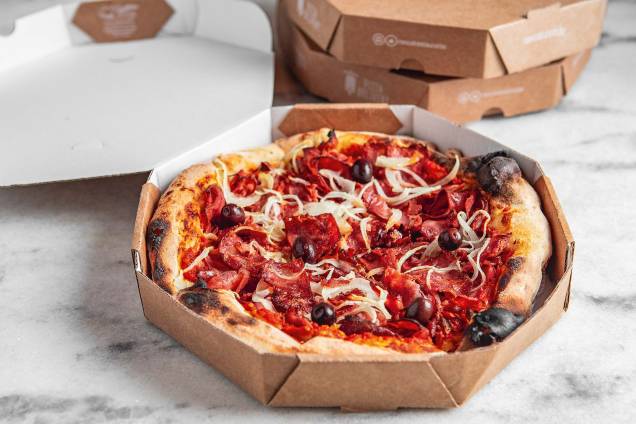 Pizzas no delivery: sabores como calabresa curada com cebola podem ser pedidos em casa