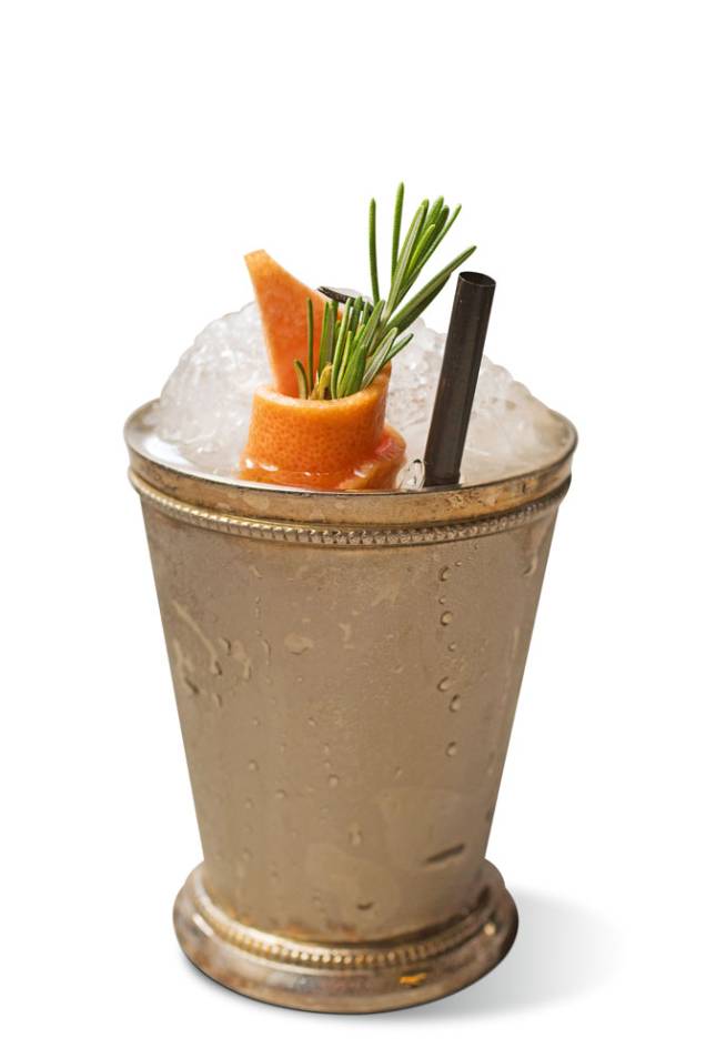 Toro loco (licor pacharán, bourbon, cítricos, maracujá e amêndoas) Toro loco (licor pacharán, bourbon, cítricos, maracujá e amêndoas)