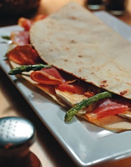 Piadina de queijo brie, presunto cru e aspargo