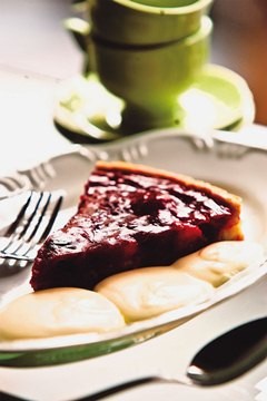 Fatia de frutas vermelhas com nata batida