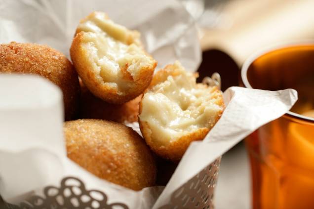 Croquetas de queijo gorgonzola e manjericão Croquetas de queijo gorgonzola e manjericão