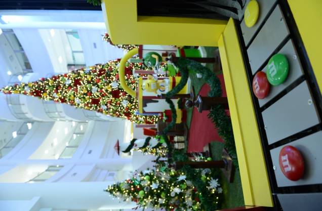 A decoração de Natal shopping West Plaza tem parceria com a M&M’S