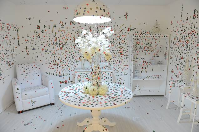 Sala da artista Yayoi Kusama faz parte da decoração temática do centro de compras