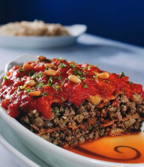 Berinjela ao forno guarnecida de arroz de aletria