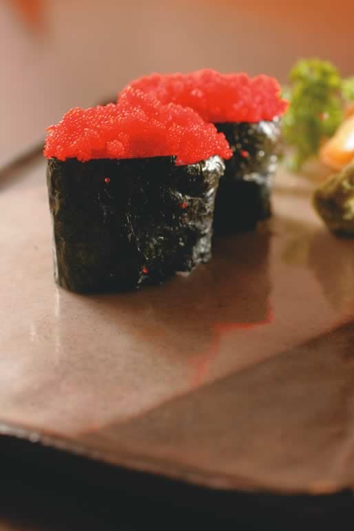 Sushi coberto de ovas