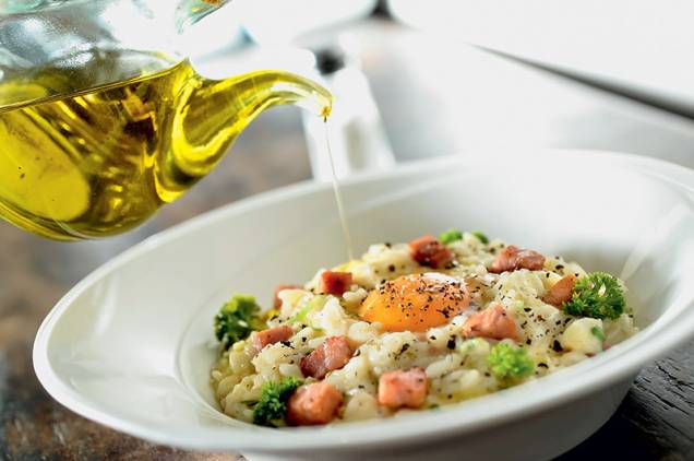 Risoto à carbonara: vem com cubos de pancetta, parmesão e uma gema caipira crua